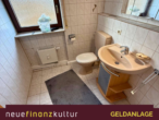 Gäste-WC - Großzügige 3,5-Zimmer-Wohnung mit Garten, Wintergarten und Gartenhaus