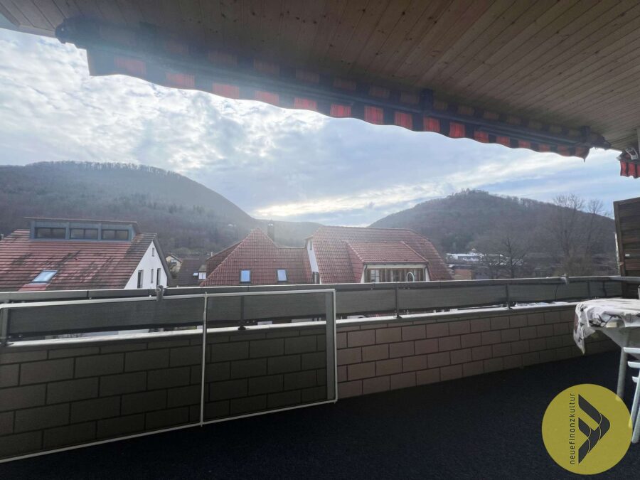 🏡 Sonnige 3-Zimmerwohnung mit großem Balkon & Garage in attraktiver Lage!, 72574 Bad Urach, Etagenwohnung